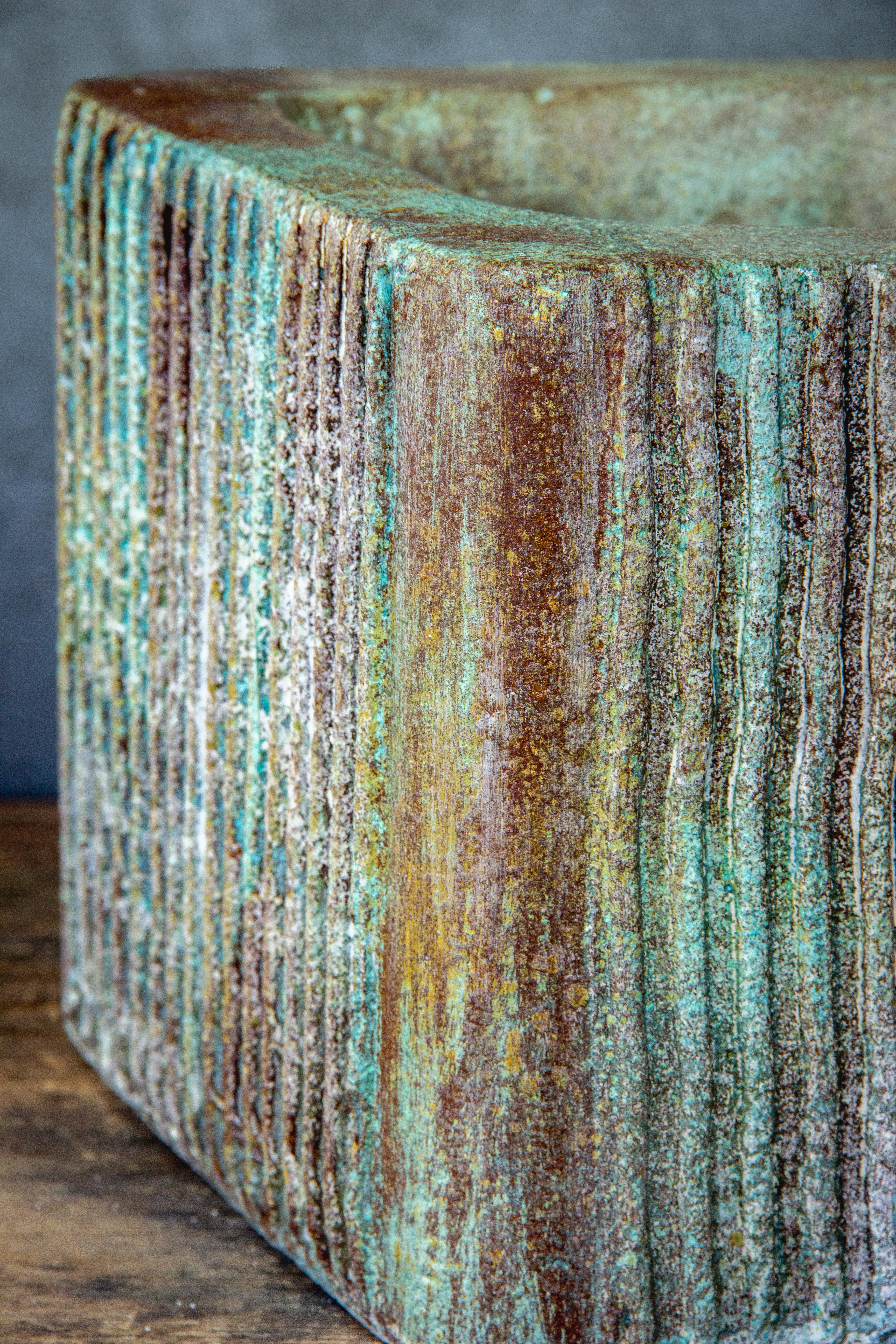 Osłonka na doniczkę w paski jasna 25x25x21 cm, ręcznie wykonana z XPS i tynku mineralnego, odporna na UV i wilgoć